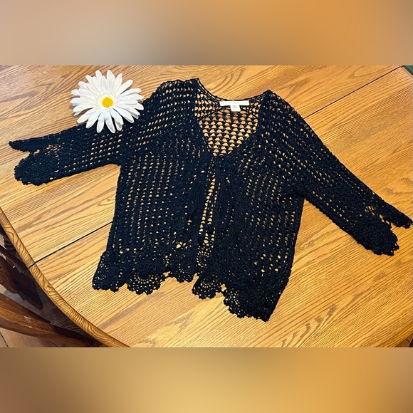 Bettie Page Sweaters - Vintage Bettie Page Black Crochet Shrug Cardigan 🖤
